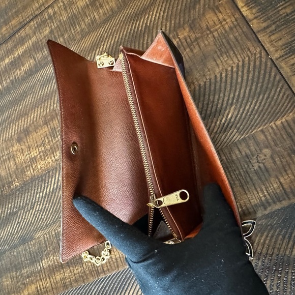 - Louis Vuitton
Vintage LV Monogram Sarah Wallet designed by me hand paint… - Picture 8 of 16